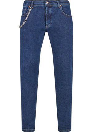 Jeans de mezclilla azul oscuro con corte ajustado. Cuenta con una cadena colgando del lazo del cinturón delantero y un estilo clásico de cinco bolsillos.