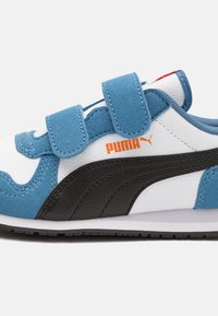 Puma CABANA RACER 20 UNISEX - Sportcipő - white/black/blue horizon/maple syrup