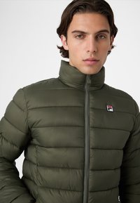 Fila MILANO REGULAR THIN PUFFER - Allvädersjacka - deep depths
