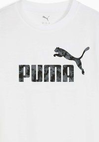 Valge lühikeste varrukatega T-särk, millel on suur hall kamuflaažiga "PUMA" logo ja hüppav must puma siluett tekstist üleval.