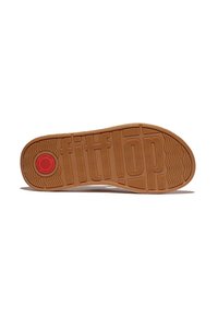 Bruine rubberen zool met een verhoogde textuur. Bevat een reliëfontwerp van "fitflop" en een cirkelvormig rood logo. Vlak, breed en met gladde randen.