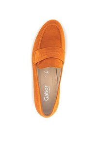 Oranje suède instapper met een plat ontwerp, voorzien van een gestikte band aan de voorkant en een subtiel logo op de binnenzool.