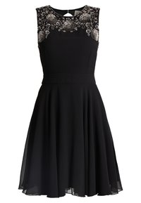 Černé šaty bez rukávů s korálkovým květinovým vzorem na výstřihu a rozšířenou sukní vyrobené z lehkého materiálu.