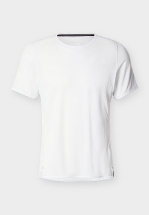 Άσπρο αθλητικό T-shirt με κοντό μανίκι και στρογγυλή λαιμόκοψη, με διακριτικό λογότυπο στο στήθος, εμφανιζόμενο πάνω σε απλό ανοιχτό γκρι φόντο.