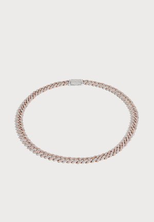 Ketting met verweven roségouden en zilveren schakels, bezet met kleine diamanten, weergegeven op een effen lichte achtergrond.