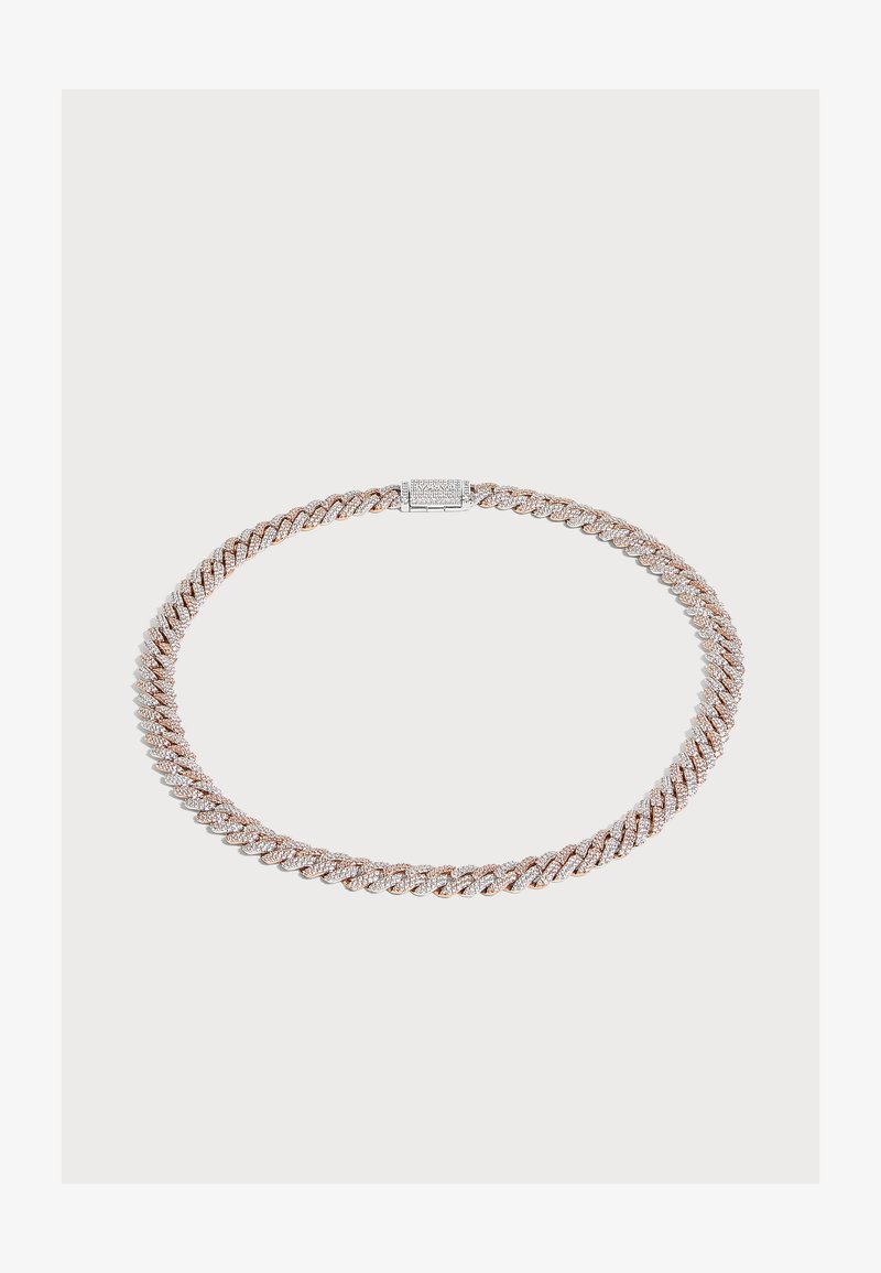 Collier chaîne avec des maillons entrelacés en or rose et en argent, sertis de petits diamants, présenté sur un fond clair uni.