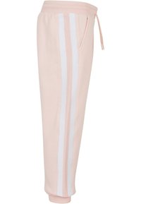 Gaiši rozā sporta bikses, izgatavotas no mīksta auduma, ar baltām un gaiši rozām svītrām gar sāniem, elastīgu jostasvietu un kabatām.