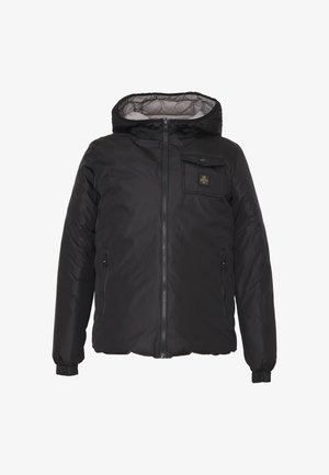 Giacca a vento nera con cappuccio, zip frontale, polsini elasticizzati e tasca sul petto. Texture esterna liscia con fodera grigia a contrasto.