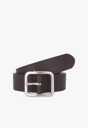 Cintura in pelle marrone con finitura testurizzata, caratterizzata da una fibbia rettangolare in metallo argentato e una cinghia liscia. Design elegante e minimalista.