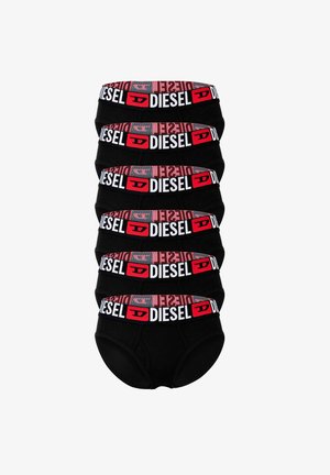 Zwarte katoenen slips gestapeld in een stapel van zes, met een rood-witte merkband met het logo "DIESEL." Klassiek briefontwerp, zachte textuur.