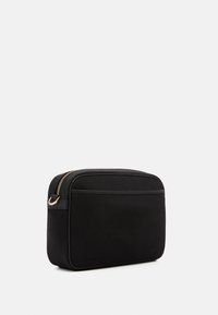 Borsa rettangolare nera realizzata in materiale liscio, con una cerniera dorata e una tasca frontale piatta. Design semplice senza motivi visibili.