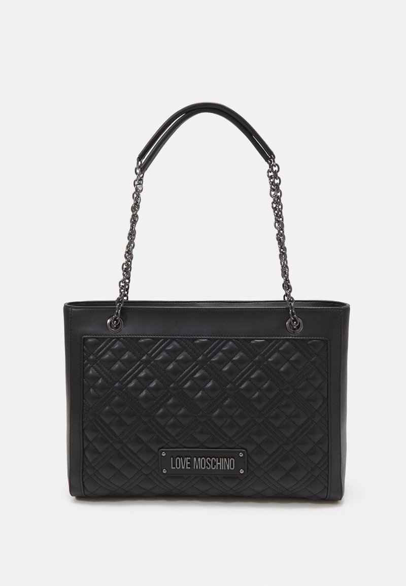 Czarna pikowana torebka na łańcuchu z plakietką logo "Love Moschino" na przednim panelu na białym tle.