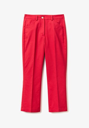 Helrode broek met rechte pijpen, voorzakken, riemlussen en een enkele knoopsluiting in de taille.