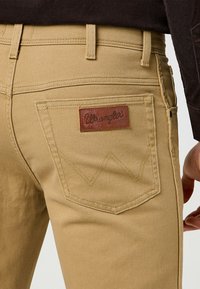 Wrangler TEXAS - Vaqueros rectos - tigers eye