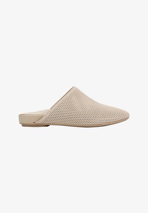 Mule beige à enfiler avec dessus en tissu tressé texturé, petit talon plat et bout fermé pointu, vue de profil sur fond blanc.