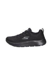 Scarpa sportiva nera con tomaia in rete traspirante, suola spessa e ammortizzata, e dettagli testurizzati sul lato; presenta un design con lacci.
