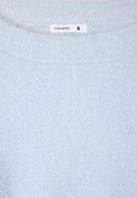 Maglione lavorato a maglia morbido di colore blu chiaro con scollo rotondo. Presenta un'etichetta con la scritta "TERRANOVA" e la taglia "S" vicino al colletto.