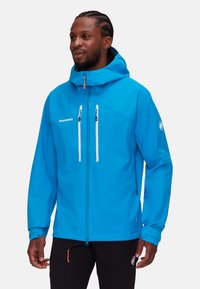 Blaue wasserdichte Jacke mit Kapuze, die zwei weiße Reißverschluss-Fronttaschen, verstellbare Manschetten und einen orangefarbenen Reißverschluss-Zieher aufweist.