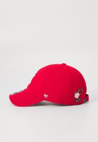 Cappellino da baseball in cotone rosso con dettagli a fiori ricamati sul lato e sul retro, dotato di visiera curva e cinturino regolabile.