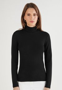 Schwarzes Rollkragenoberteil aus weichem Material, mit langen Ärmeln und einer figurnahen Silhouette, glatter Textur und minimalistischem Design.