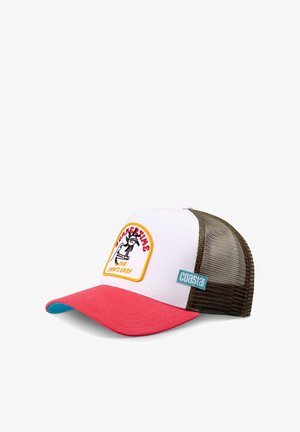 Czerwono-biała czapka z daszkiem i siateczkowymi bokami; posiada haftowaną naszywkę z napisem „SUMMERTIME” oraz „THE LIVIN'S EASY.” Niebieski akcent na daszku.