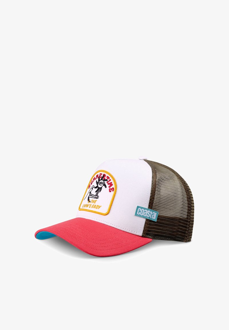 Casquette trucker rouge et blanche avec côtés en filet ; présente un écusson brodé portant les inscriptions « SUMMERTIME » et « THE LIVIN'S EASY ». Accent bleu sur la visière.