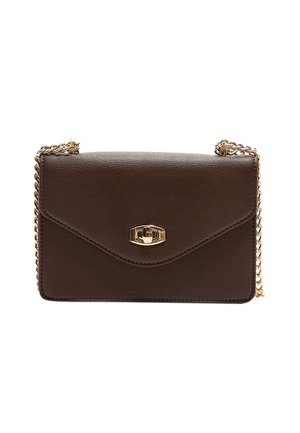 Braune Leder-Crossbody-Tasche mit einer goldenen Kettenriemen, ausgestattet mit einem Klappenverschluss, der mit goldenen Hardware-Akzenten und einem geprägten Logo verziert ist.