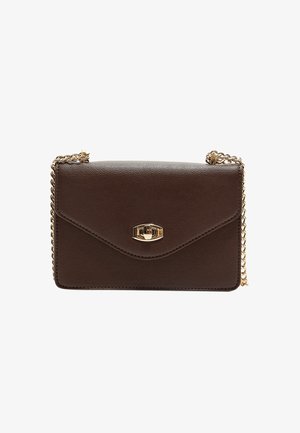 Braune Leder-Crossbody-Tasche mit einer goldenen Kettenriemen, ausgestattet mit einem Klappenverschluss, der mit goldenen Hardware-Akzenten und einem geprägten Logo verziert ist.