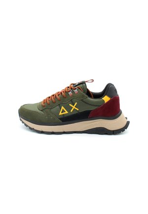 Baskets en suède vert et textile avec des lacets orange, des accents noirs et bordeaux, et une épaisse semelle beige. Présente un design de logo distinct.