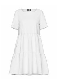 Vit kortärmad klänning i en texturerad tyg, med en lager-på-lager, utställd nederkant och en rundad halsringning. Ren, minimalistisk design.