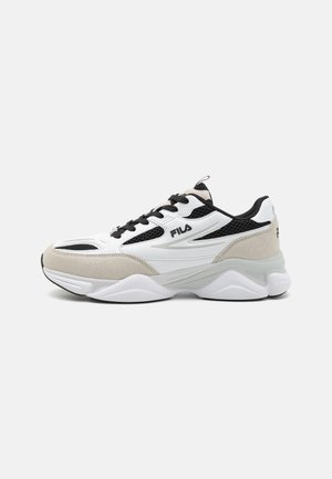 Białe i beżowe sportowe sneakersy z siateczkowymi panelami, czarnymi sznurowadłami oraz grubą gumową podeszwą z zaokrąglonym tyłem i logo Fila.