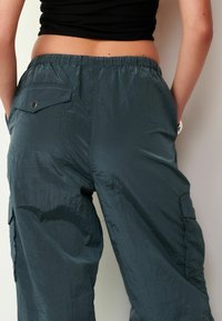 Next PARACHUTE PULL-ON TALL - REGULAR FIT - Oldalzsebes nadrágok - metallic grey