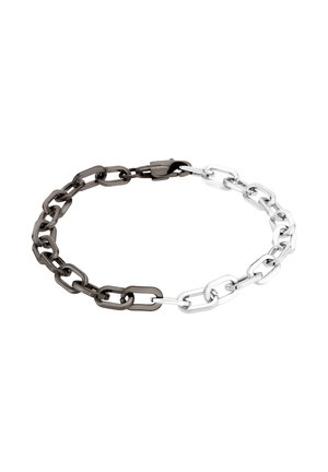Bracelet chaîne avec de grands maillons rectangulaires, moitié en métal noir et moitié en métal argenté, avec une fermeture à clip.