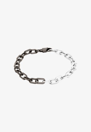 Bracelet chaîne avec de grands maillons rectangulaires, moitié en métal noir et moitié en métal argenté, avec une fermeture à clip.