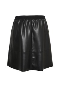 Sort lædernederdel med en svungen design, der har et elastisk taljebånd og sømløse paneler for en glat tekstur.