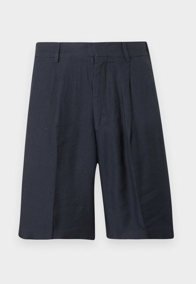 Shorts bleu marine ajustés arrivant au genou, avec passants pour ceinture, plis devant et fermeture éclair frontale dissimulée.