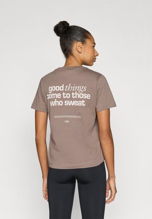 - T-shirt z nadrukiem