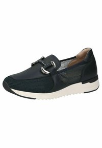 Zapatos tipo slip-on de la marina con paneles de malla, punta redondeada y hebilla decorativa. Presentan una suela blanca con estrías para mejorar el agarre.