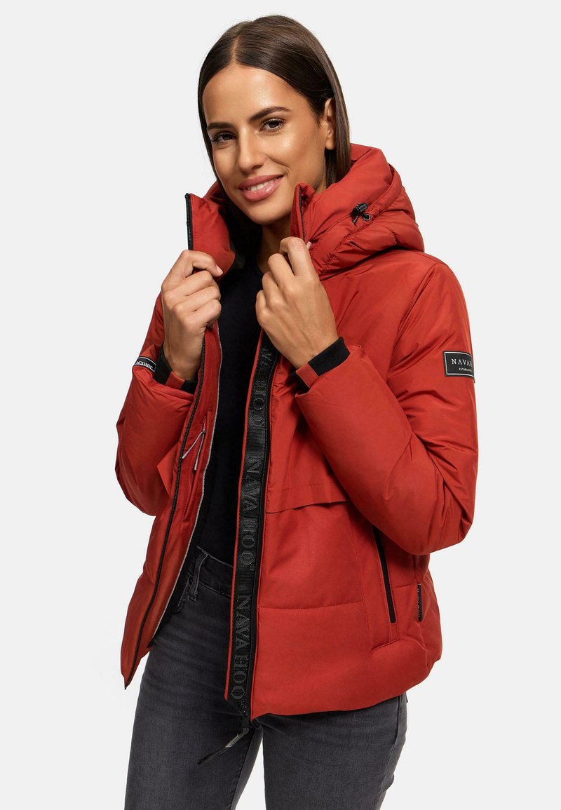 Chaqueta acolchada roja con capucha, con cierre de cremallera, bolsillos delanteros y detalles en negro. Material suave y aislante con logotipo.