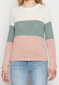 Maglione leggero a maglia con strisce orizzontali in bianco, verde menta e rosa pallido. Collo rotondo e maniche lunghe con polsini a costine.