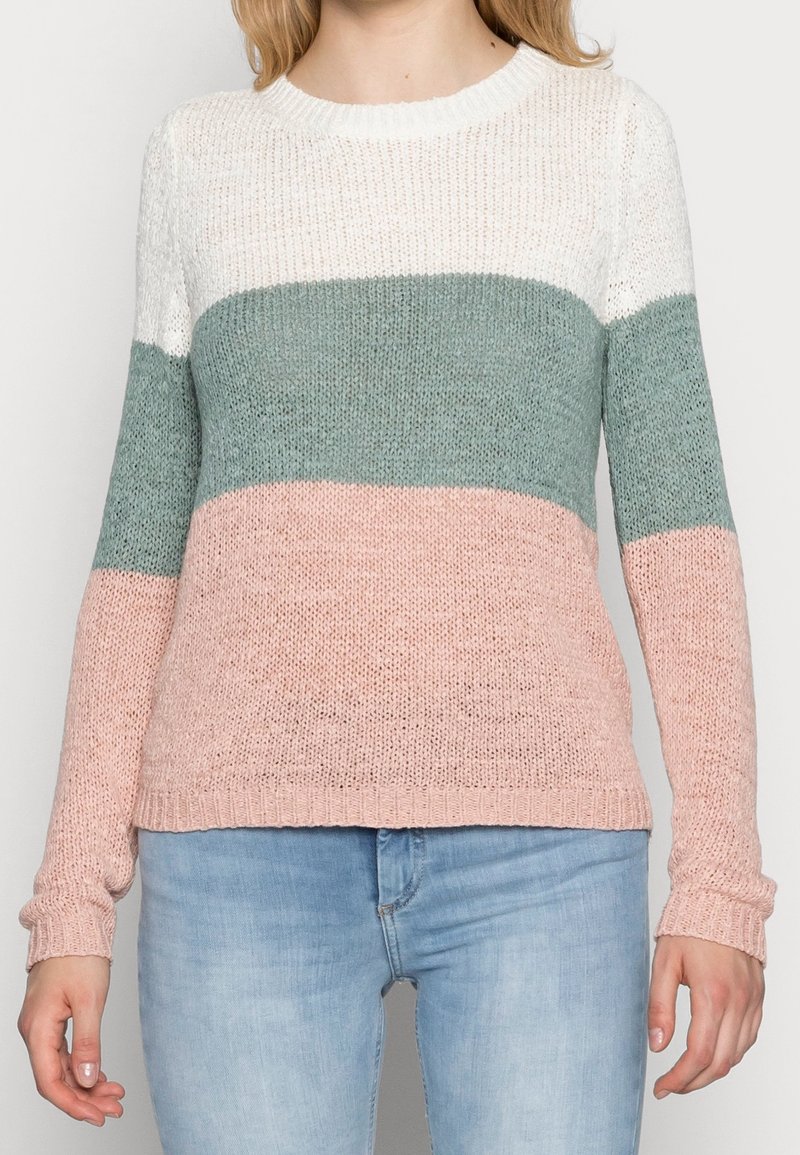 Maglione leggero a maglia con strisce orizzontali in bianco, verde menta e rosa pallido. Collo rotondo e maniche lunghe con polsini a costine.