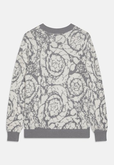 Pull gris et blanc avec un motif floral, fabriqué en matériau tricoté doux, avec un col rond et des poignets et un ourlet côtelés.