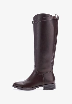 Hoge donkergbruine leren laars met lage gestapelde hak, ronde neus en enkelband met gespsluiting.