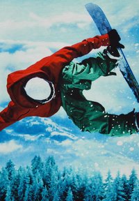 Snoubordistas raudona striuke ir žaliais šortais ore. Sniego padengtas kraštovaizdis, mėlynos dangos ir amžinai žaliuojantys medžiai. Aplink šoka sniego kristalai.