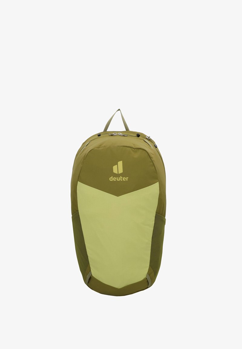 Mochila hecha de un tejido duradero, con un esquema de color verde y verde claro, un logotipo en la parte frontal y un asa de transporte en la parte superior.