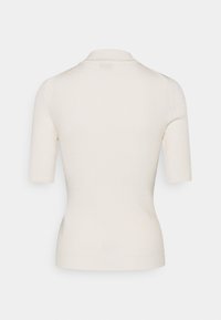 Top a maniche corte in tessuto rigato crema con un design aderente e un colletto sottile. Tessuto liscio, stile semplice e versatile.