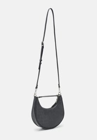 Sort crossbody-taske med krokodilletekstur, buet form og justerbar rem. Har lynlåslukning og sølvfarvede metaldetaljer.