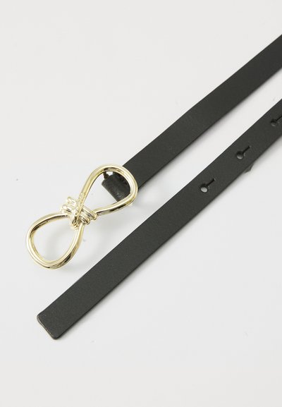 Ceinture en cuir noir avec une boucle en métal doré en forme d'infini, dotée de motifs texturés et de plusieurs trous d'ajustement le long de la sangle.