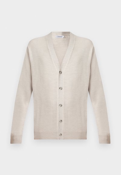 Μπεζ ζακέτα με κουμπιά, μακρυμάνικη, με V-λαιμόκοψη και ριγέ μανσέτες και τελείωμα, απλωμένη επίπεδη σε απλό φόντο.