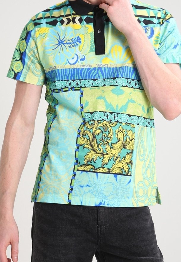 Polo à manches courtes coloré avec un mélange de motifs floraux et géométriques en bleu, vert, jaune et noir. Détail de col noir.